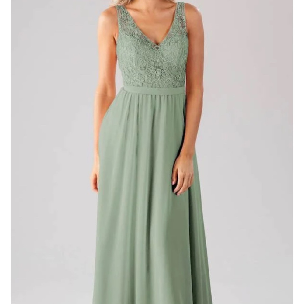 Sleeveless V-Neck Lace Bodice Maxi Dress in Moss